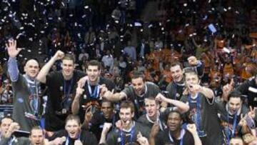 <b>EXPLOSIÓN DE ALEGRÍA. </b>Los jugadores del Power Electronics estallaron a la conclusión del partido. Nielsen (en el centro) recogió el premio al mejor jugador de la Final Four.