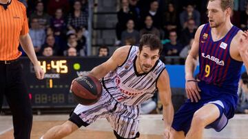 GRAF4634. BARCELONA, 09/02/2019.- El alero del Barcelona Lassa Jaka Blazi (d) bloquea al base del Fuenlabrada, Tomás Bellas (i) durante el encuentro correspondiente a la 20ª jornada de la ACB disputado este sábado en Barcelona. EFE/Marta Pérez