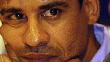 <b>PREOCUPADO.</B> Parece que Rijkaard piensa que en las graves lesiones sufridas por algunos de sus jugadores influyó algo más que la mala suerte.