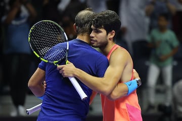 Rafa Nadal y Carlos Alcaraz se saludan tras finalizar el partido. El murciano gana, 6-3, 6-3, al manacorí en la semifinal del Six Kings Slam.