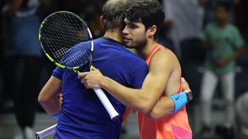 Rafa Nadal y Carlos Alcaraz se saludan tras finalizar el partido. El murciano gana, 6-3, 6-3, al manacorí en la semifinal del Six Kings Slam.