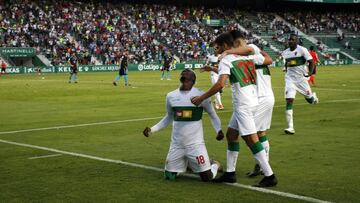 Sory Kaba celebra un gol en el Martínez Valero.