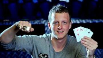 <b>CAMPEÓN.</b> Matt Perrins muestra orgulloso el brazalete conseguido en su primera participación en un torneo de 2-7 Draw Lowball.