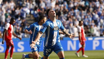 Max Svensson, celebrando su primer gol al Algeciras.
