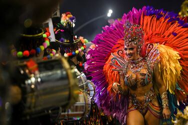 Un participante de la escuela Dragoes da Real actúa durante el desfile de Carnaval en el Sambódromo Anhembi en Sao Paulo