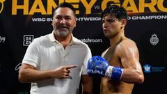 Óscar de la Hoya y Ryan García antes de un combate.