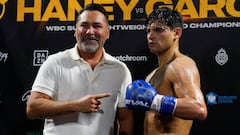 DALLAS, TEXAS - APRIL 09: (L-R) Boxing promoter Oscar De La Hoya and Ryan Garcia pose for a photo during a media workout at World Class Boxing Gym on April 09, 2024 in Dallas, Texas.   Sam Hodde/Getty Images/AFP (Photo by Sam Hodde / GETTY IMAGES NORTH AMERICA / Getty Images via AFP)