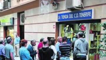 <b>EXPECTACIÓN. </b>Los aficionados del Tenerife, haciendo cola ayer para adquirir localidades.