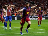 Robert Lewandowski’s late goal secures a 2-1 win against 10-man Atleti, who had Nico González sent off. Barça go seven points clear of Real Madrid.