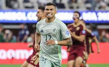 Inglewood (United States), 26/06/2024.- Mexico's Orbelín Pineda (C) reacts after having his penalty kick saved by Venezuela's goalkeeper Rafael Romo during the second half of the CONMEBOL Copa America 2024 group B soccer match between Venezuela and Mexico at SoFi Stadium in Inglewood, California, USA, 26 June 2024. EFE/EPA/ALLISON DINNER
