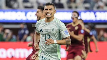 Inglewood (United States), 26/06/2024.- Mexico's Orbelín Pineda (C) reacts after having his penalty kick saved by Venezuela's goalkeeper Rafael Romo during the second half of the CONMEBOL Copa America 2024 group B soccer match between Venezuela and Mexico at SoFi Stadium in Inglewood, California, USA, 26 June 2024. EFE/EPA/ALLISON DINNER