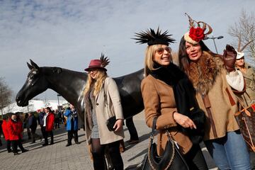 El Festival de Cheltenham es uno de los eventos hípicos más importantes del Reino Unido. Las carreras transcurren en Cheltenham, en la región de Gloucestershire. En el transcurso de las pruebas, el festival genera varios cientos de millones de libras en a