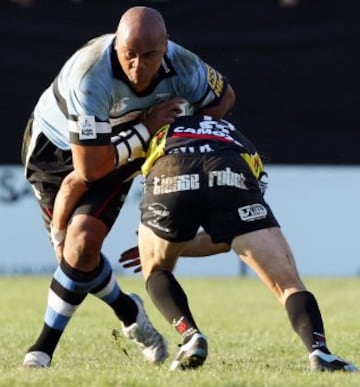 Lomu se retiró en 2010 cuando jugada en el Marseille Vitrolles.
Su debut, en 1994, fue con Counties Manuaku. Posteriormente militaría en Auckland Blues (96-99), Chiefs (99), Hurricanes (00-03) y Cardiff Blues (05-06).
En la imagen, en 2005 con Cardiff Blues.