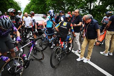 Jacopo Mosca y Mauro Vegni, director del Giro de Italia, conversan mientras la carrera se neutraliza.