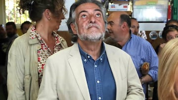 El candidato del PSOE al Ayuntamiento de Madrid, Pepu Hernández, ha votado en el Colegio Padre Coloma de Madrid, este domingo en el que se celebran los comicios europeos, municipales y autonómicos.