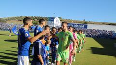 Saludo inicial de los jugadores de Linares y Málaga.