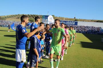 Saludo inicial de los jugadores de Linares y Málaga en el partido de ida.