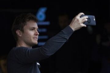 Nico Rosberg se hace un selfie en su visita al box de Mercedes.