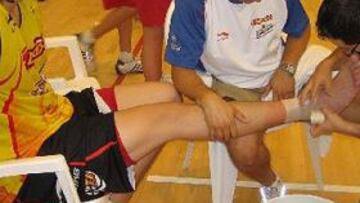 <b>CON CUIDADOS.</b> El cuerpo médico de la selección intenta recuperar al pívot desde el primer momento.