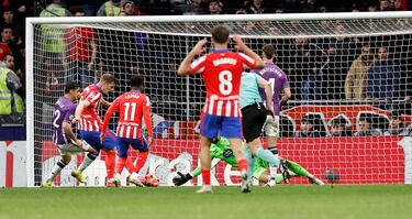 Gran jugada de Rodrigo Riquelme que asistió a Julián, su tiro fue despejado por Ferreira y el balón le cayó a Sorloth que no perdonó y puso el 4-2 en el marcador.