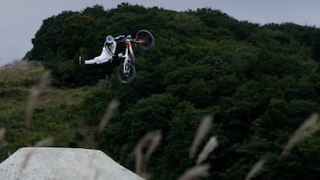 Brandon Semenuk en uno de los saltos de su &uacute;ltimo proyecto en MTB, Lightspeed, grabado en Hakuba Valley (Jap&oacute;n).