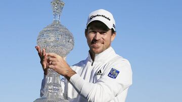 Nick Taylor posa con el trofeo de ganador del AT&T Pebble Beach.
