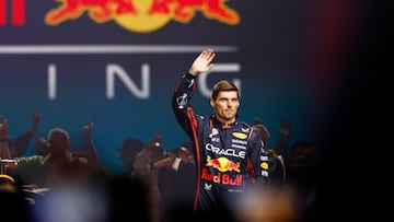 Max Verstappen saluda en la presentaci車n de la F1 en Londres.