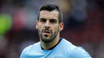 Álvaro Negredo con la camiseta del Manchester City.