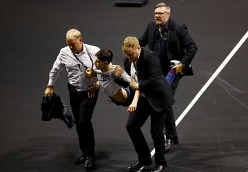 Durante el partido entre Tsitsipas y Schwartzman, un activista saltó a la pista del O2 y se prendió fuego para protestar por el uso de vuelos privados del Reino Unido.