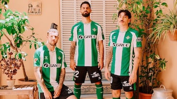 Ruibal, Isco y Bellerín, con la equipación.