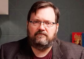 Brandon Sanderson, escritor: “La ignorancia inconsciente es preferible a la estupidez informada”