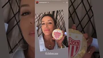 Vídeo: Eva Longoria celebra los 100 años del Necaxa con una galleta especial y la presume en Instagram