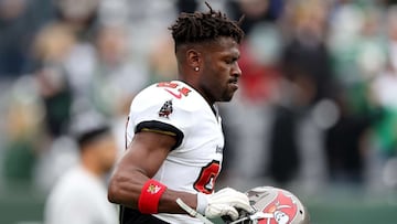 Brown abandon&oacute; a los Bucs a la mitad de su partido contra los Jets y tras descalificar al club, Tampa Bay decidi&oacute; rescindir su contrato.