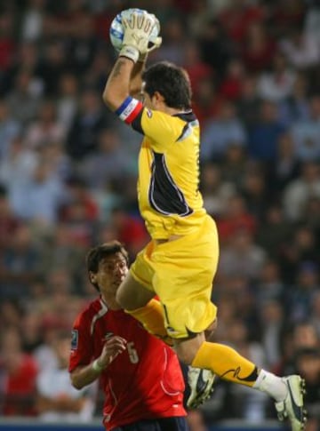 En 2009, con gran actuaci&oacute;n de Claudio Bravo, Chile empata sin goles ante Uruguay, con diez jugadores en el estadio Nacional.