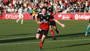 Camello, del Mirand&eacute;s, celebra su gol ante el Burgos.