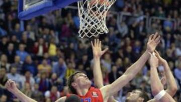 Andrei Kirilenko y Nemanja Bjelica luchan por un bal&oacute;n.