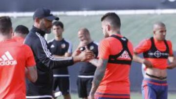 Nuno Espirito Santo saluda a Otamendi, uno de los fijos.
