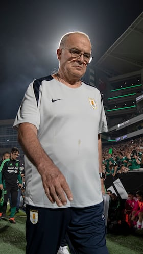 MEX8759. TORREÓN (MÉXICO), 12/11/2025.- El entrenador de Uruguay Marcelo Bielsa reacciona este sábado, durante un partido amistoso entre Uruguay y México en el estadio Corona en Torreón (México). EFE/ Antonio Ojeda