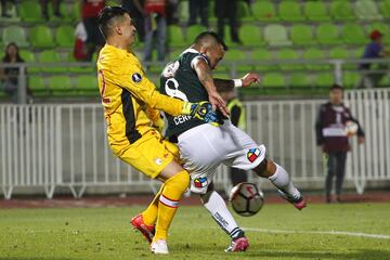 El jugador de Santiago Wanderers Bernardo Cerezo, derecha, marca su gol contra Independiente de Santa Fe durante el partido de ida de la tercera fase de la Copa Libertadores en el estadio Elias Figueroa de Valparaiso, Chile.