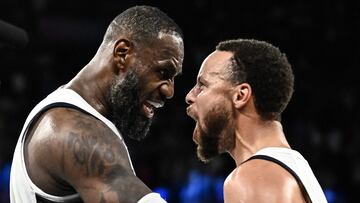 LeBron James celebra la victoria de Estados Unidos en la final de los Juegos Olímpicos junto a Stephen Curry.
