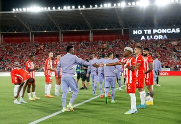 Los jugadores del Almería hacen pasillo a los jugadores del Real Madrid.