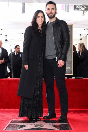 La actriz Courteney Cox y su pareja Johnny McDaid posan durante la ceremonia de inauguración de la estrella de Cox en el Paseo de la Fama de Hollywood.