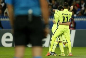 El delantero argentino del FC Barcelona, Lionel Messi, celebra con su compañero brasileño Neymar Jr., el gol conseguido ante el París Saint-Germain, durante el partido del grupo F de Champions League disputado en el estadio Parque de los Príncipes de París, Francia, el 30 de septiembre del 2014.