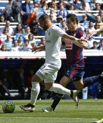 Jesé Rodríguez y Antonio Luna pelean por el balón.