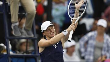 SAN DIEGO, CALIFORNIA - OCTOBER 15: Iga Swiatek of Poland celebrates after defeating Jessica Pegula of the United States in three sets during Day 6 of the San Diego Open, part of the Hologic WTA Tour, at Barnes Tennis Center on October 15, 2022 in San Diego, California.   Michael Owens/Getty Images/AFP