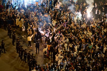 Cientos de seguidores recibieron al autobús de los jugadores del Real Madrid a su llegada al Benabéu. El ambiete fue el de las grandes noches.