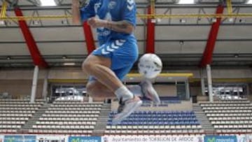 Ricardinho posa en el nuevo pabell&oacute;n del Movistar Inter en Torrej&oacute;n.