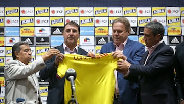 Soccer Football - Colombia unveil new coach Nestor Lorenzo - Bogota, Colombia - 14 June, 2022 Ramon Jesurun, president of the Colombian Football Federation and new coach Nestor Lorenzo during the unveiling REUTERS/Luisa Gonzalez