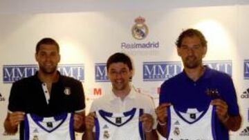 <b>REYES, LLULL Y GARBAJOSA, JUNTOS EN EL MADRID Y LA SELECCIÓN</b> El Real Madrid organizó ayer un acto para despedir a sus internacionales absolutos. Los tres han sido noticia este verano y seguirán juntos, primero, en el equipo nacional y, luego, en el Madrid (en la imagen, la nueva camiseta). Reyes ha renovado su contrato por tres temporadas; igual que Llull, al que aún le restaba un año; y Garbajosa continuará finalmente hasta junio de 2011.