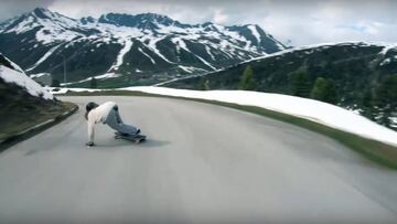 La longboarder Jasmijn Hanegraef desliz&aacute;ndose a toda velocidad por una carretera en Innsbruck
